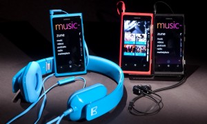 Nokia Lumia 800 (Mix Radio) with Nokia Purity HD Stereo Headset by Monster