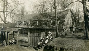 Ozolaines bāreņu patversme ap 1910. gadu. O.E.Šmita foto. LNVM krājums