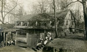 Ozolaines bāreņu patversme ap 1910. gadu. O.E.Šmita foto. LNVM krājums